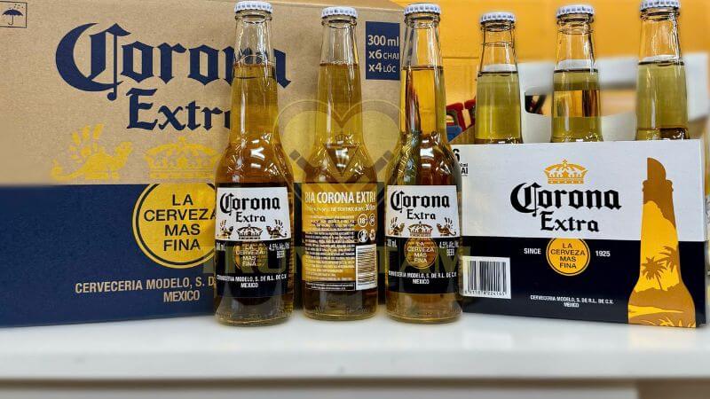 Bia Corona có màu vàng rơm trong suốt và hương thơm nhẹ Bia Corona có màu vàng rơm trong suốt và hương thơm nhẹ