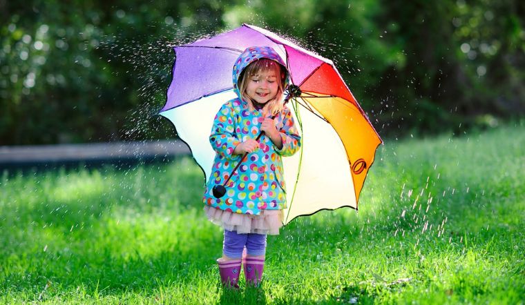 Hướng dẫn toàn diện: Chăm sóc trẻ mùa mưa bão để phòng tránh bệnh tật