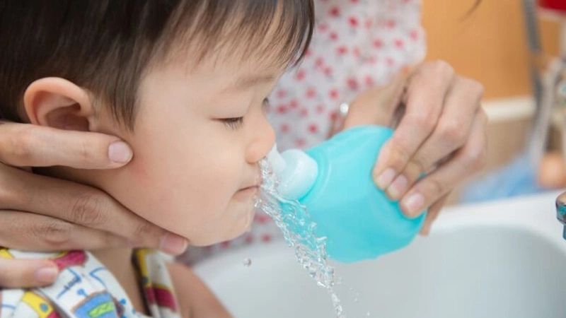 Vệ sinh mũi họng cho bé bằng nước muối sinh lý thường xuyên