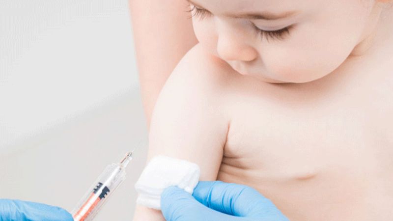 Tiêm phòng đầy đủ và đúng lịch giúp trẻ tăng sức đề kháng, phòng ngừa hiệu quả