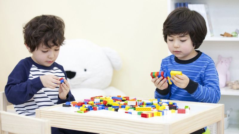 Hạn chế cho trẻ ra ngoài giúp giảm nguy cơ mắc bệnh