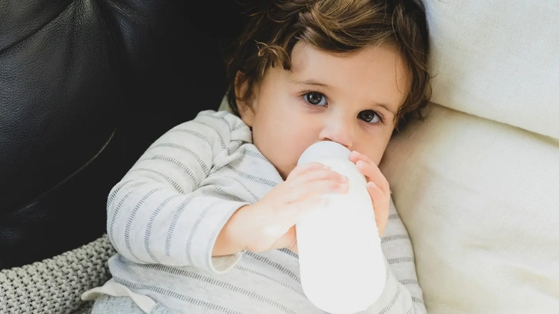 Trẻ em 1 - 2 tuổi nên uống sữa tươi nguyên kem