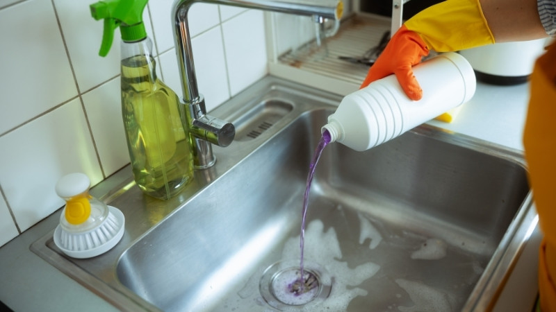 Giữ cống sạch và thông thoáng thường xuyên là cách đơn giản để ngăn mùi hôi quay trở lại