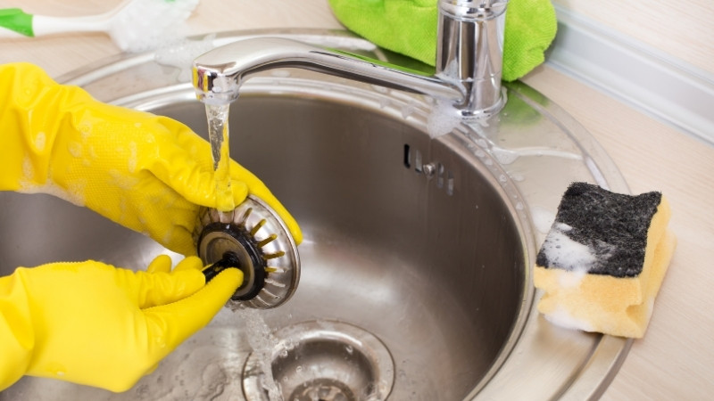 Bạn hãy xử lý và vệ sinh đường cống định kỳ 1 - 2 lần mỗi tháng