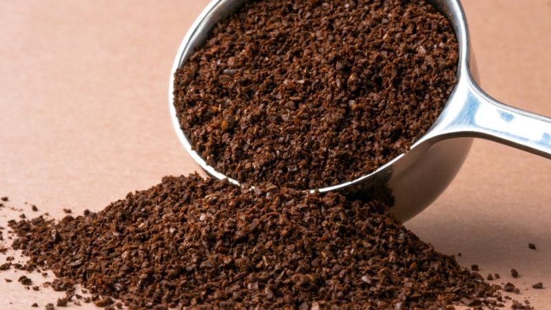 Bã cà phê giúp hút ẩm, khử mùi hôi cống tự nhiên và mang lại hương thơm dễ chịu