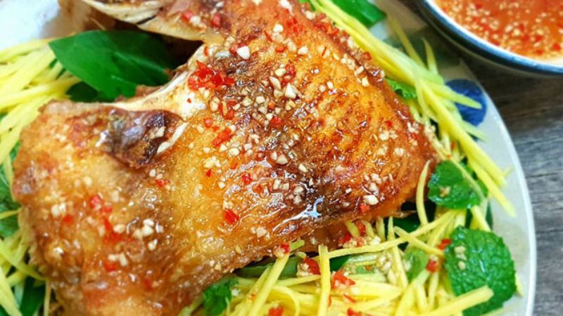 món cá diêu hồng chiên xoài bằm mắm chua ngọt