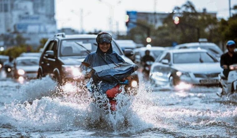 12 kỹ năng di chuyển an toàn mùa mưa bão 2025 ai cũng phải biết
