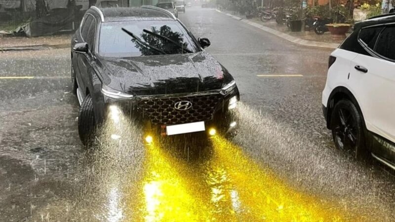 Bật đèn xe phù hợp khi điều khiển ô tô Bật đèn xe phù hợp khi điều khiển ô tô