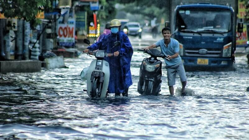 Làm gì khi xe bị chết máy giữa đường ngập Làm gì khi xe bị chết máy giữa đường ngập