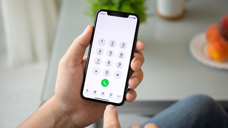 Điện thoại sạc đầy và gọi số khẩn cấp để được cứu trợ khi gặp nạn