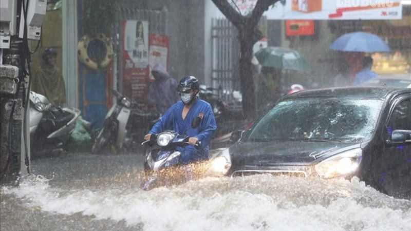 Luôn đi chậm, giữ khoảng cách, tránh vùng ngập sâu và quan sát kỹ địa hình để đảm bảo an toàn khi di chuyển trong trời mưa bão