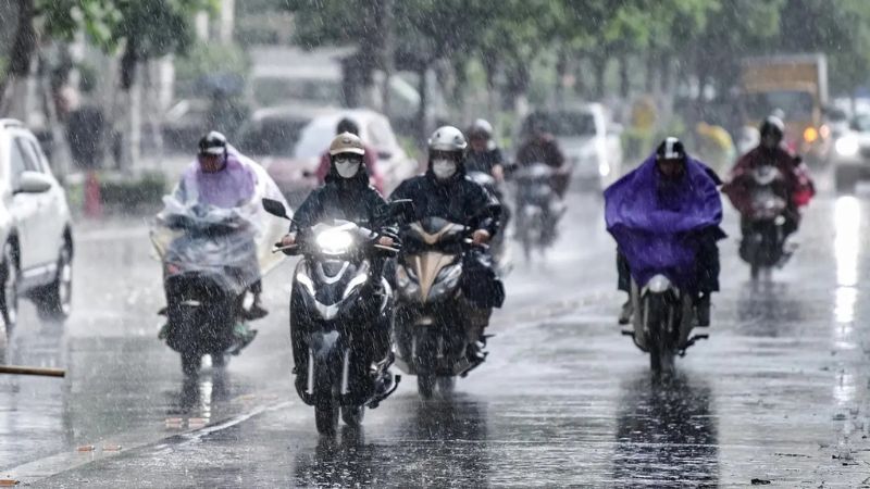 Tuyệt đối không trú dưới cây to, cột điện, không ra ngoài khi bão lớn và không dùng thiết bị điện tử lúc trời có sét