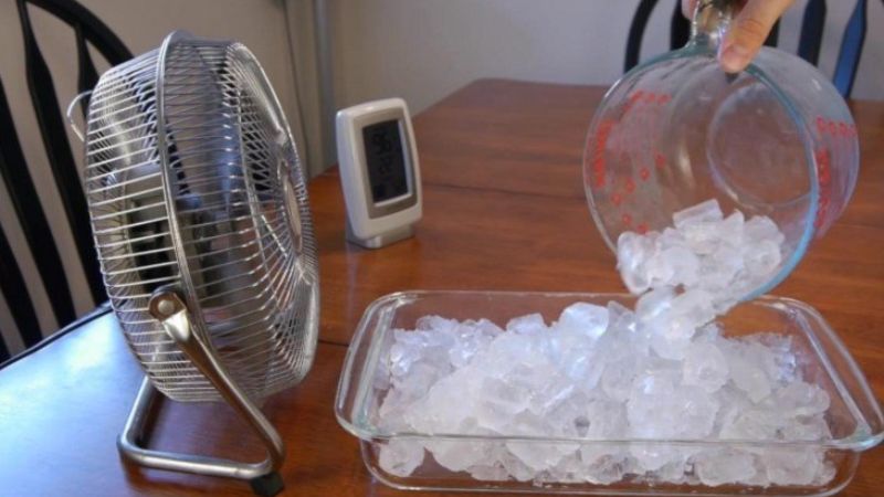 Đặt chậu nước đá trước quạt