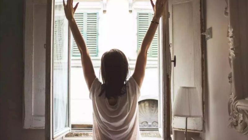 Mở cửa sổ để đối lưu không khí trong nhà
