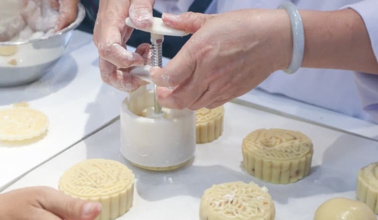 Cách chọn khuôn bánh Trung thu 2025: So sánh các loại & mẹo dùng