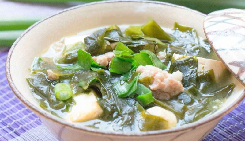 Canh rong biển đậu hủ với vị ngọt thanh đạm