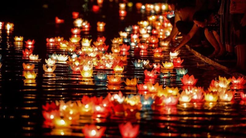Thả đèn hoa đăng gửi gắm ước mơ, lời cầu bình an và hạnh phúc
