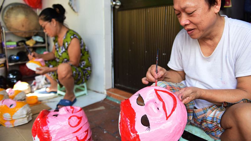 Quá trình làm mặt nạ giấy bồi đòi hỏi sự tỉ mỉ, kiên nhẫn