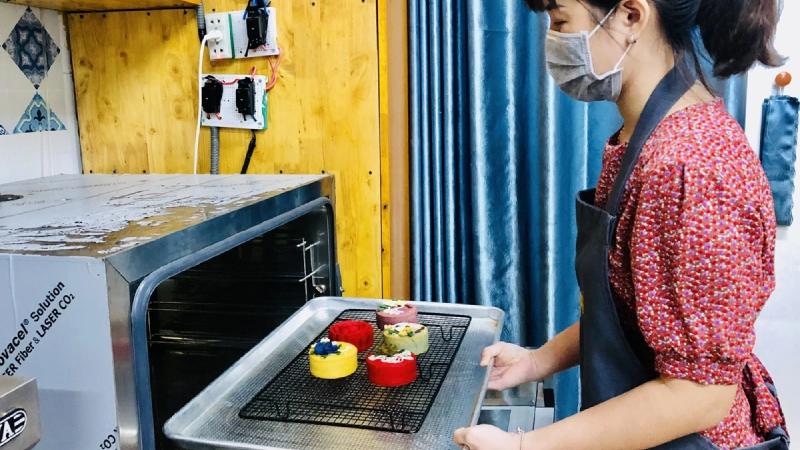 Việc đầu tiên cần làm là tìm hiểu thật kỹ người đứng sau chiếc bánh Việc đầu tiên cần làm là tìm hiểu thật kỹ người đứng sau chiếc bánh