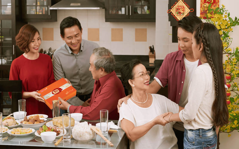 Bánh Trung thu biếu tặng được trao đúng cách sẽ nhân đôi giá trị Bánh Trung thu biếu tặng được trao đúng cách sẽ nhân đôi giá trị