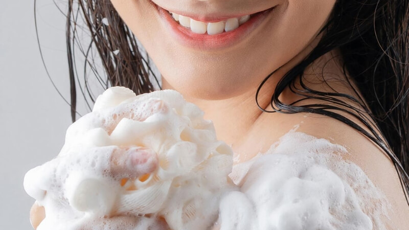 Sữa tắm Olay giúp loại bỏ bụi bẩn, dầu thừa và tế bào chết trên da Sữa tắm Olay giúp loại bỏ bụi bẩn, dầu thừa và tế bào chết trên da