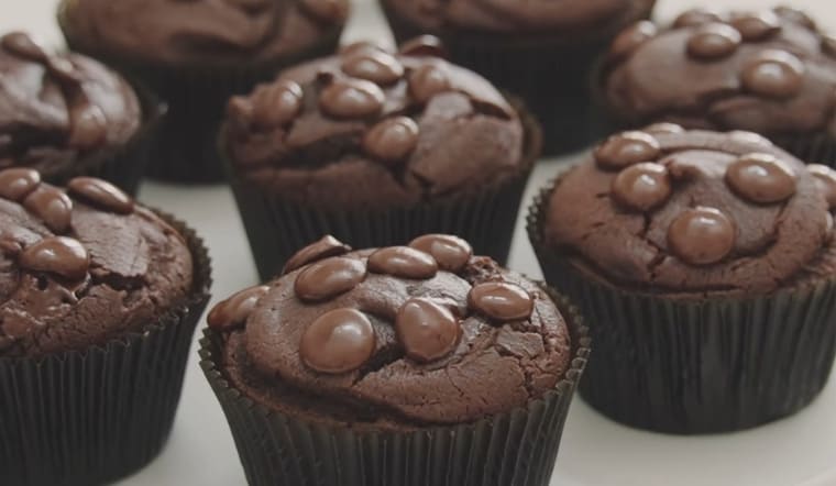 2 công thức làm bánh muffin socola mềm ẩm, tan chảy đơn giản tại nhà