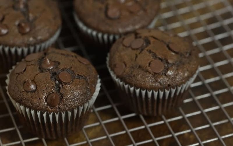 Bánh muffin socola mềm, xốp, thơm ngon và bắt mắt.