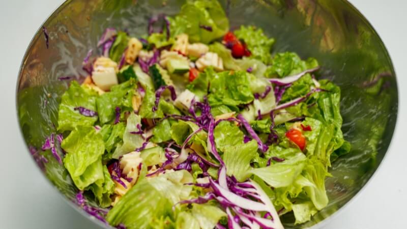 Salad rau củ sốt mè rang Salad rau củ sốt mè rang