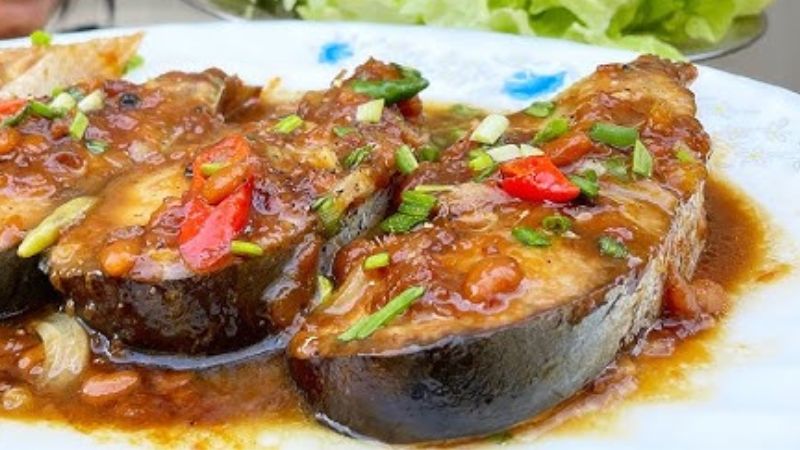 Thưởng thức cá tra kho tương hột