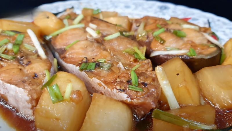Thưởng thức cá tra kho củ cải