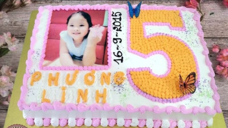 Công chúa bé xinh, bánh kem xinh hơn