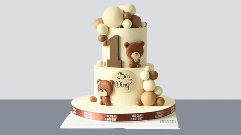 Hạnh phúc bé nhỏ bên bánh kem