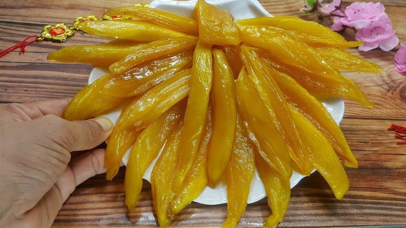 Thưởng thức mứt xoài dẻo