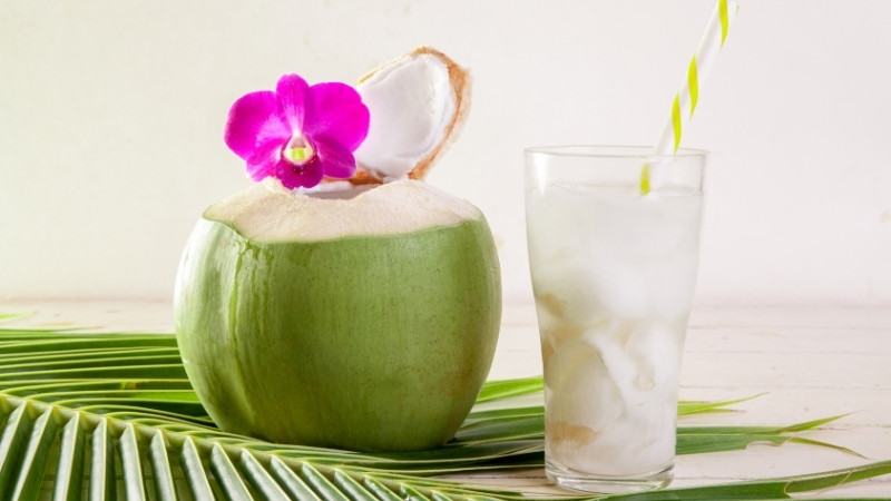 Nước và các chất điện giải: Nước dừa, nước lọc, oresol Nước và các chất điện giải: Nước dừa, nước lọc, oresol