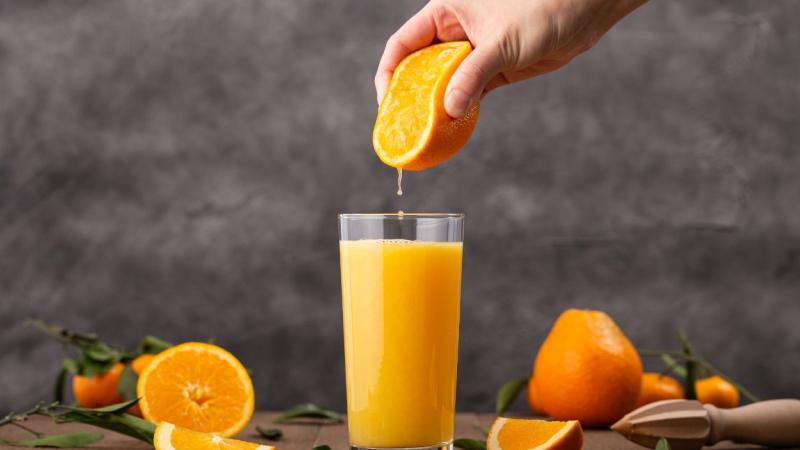 Bị cúm A có nên uống nước cam không?