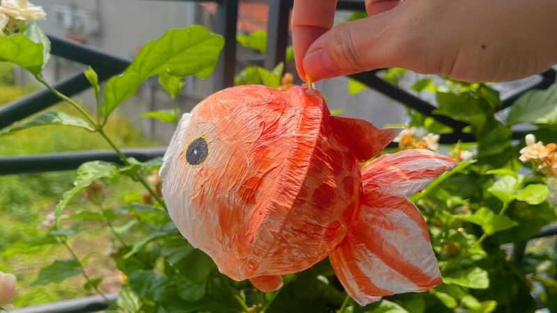 Lồng đèn từ nắp chai nhựa