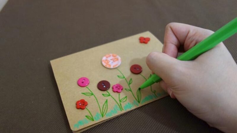 Cách làm thiệp từ cúc áo và ruy băng