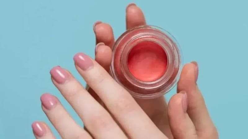 Má hồng dạng kem giúp môi trường da ẩm mượt, bền màu lâu, tạo hiệu ứng tự nhiên