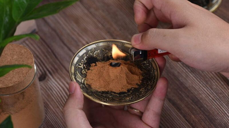 Dùng bột tẩy uế xông nhà