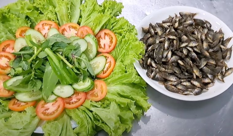 Thưởng thức cá rô bí chiên giòn cuốn rau cực hấp dẫn
