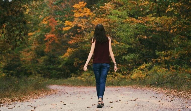 Đi bộ im lặng là gì? Lợi ích của việc đi bộ im lặng