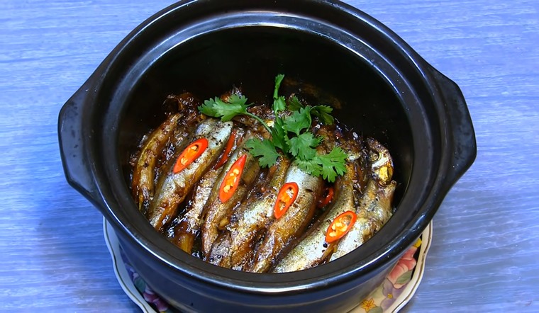 Công thức làm cá trứng kho tiêu cay ngon, đậm đà hương vị quê nhà