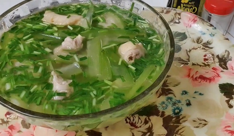 Cách nấu canh cổ gà bí đao ngon ngon, đậm đà