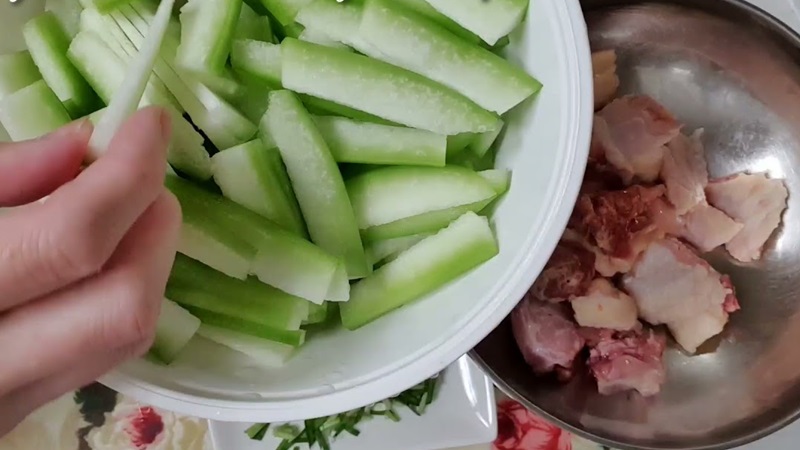 Nguyên liệu làm món canh cổ gà bí đao