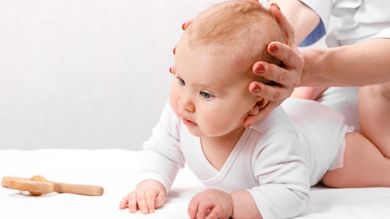 Cho trẻ tập ngồi sớm có bị gù lưng không?