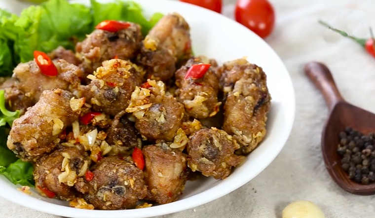 Mách bạn cách làm món cổ gà chiên ngũ vị lạ miệng