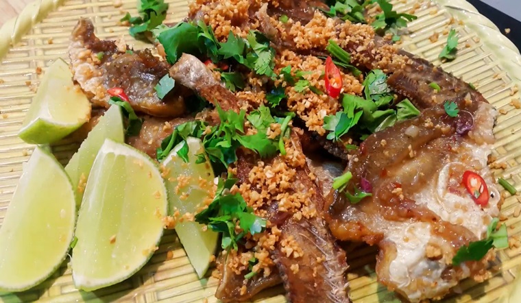 Cách làm khô cá đù cháy tỏi giòn ngon, hấp dẫn