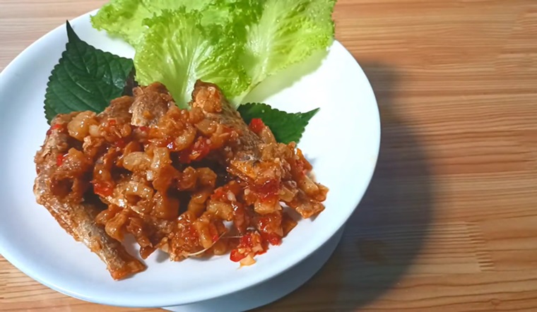 Cách làm món khô cá đù rim nước mắm tỏi ớt đơn giản 