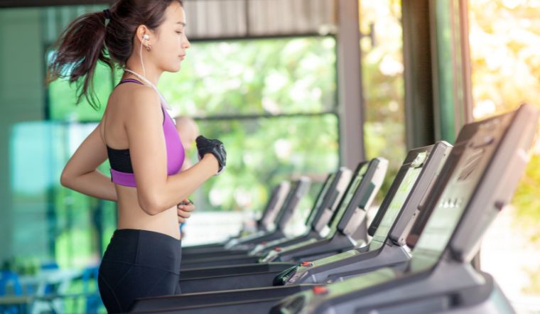 5 cách đi bộ trên máy giúp giảm cân an toàn