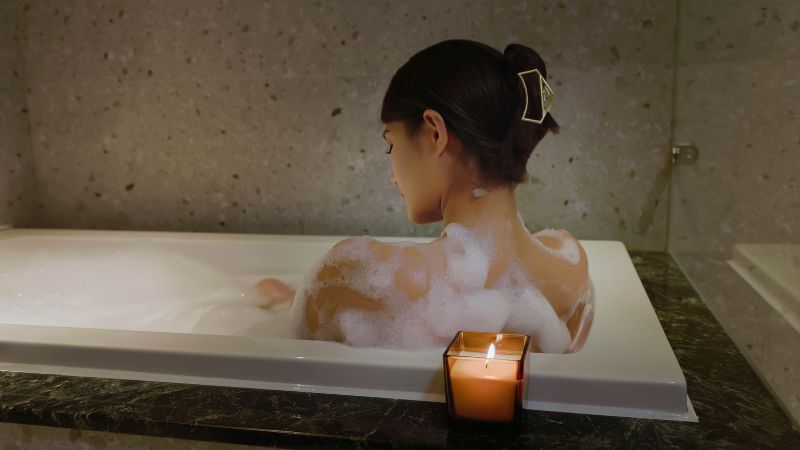 Tắm không chỉ giúp thư giãn, giảm căng thẳng mà còn kích thích tuần hoàn máu Tắm không chỉ giúp thư giãn, giảm căng thẳng mà còn kích thích tuần hoàn máu